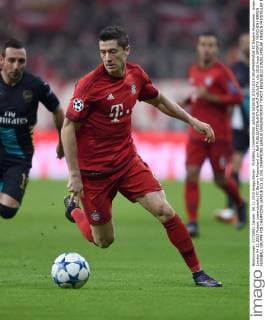 FUSSBALL CHAMPIONS LEAGUE SAISON 2014 2015 GRUPPENPHASE FC Bayern Muenchen - Arsenal London 04.11.2015 Robert Lewandowski (FC Bayern Muenchen) am Ball 