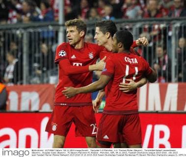 Tporjubel 1:0 München, V.li. Thomas Müller (Bayern) , Torschütze Robert Lewandowski (Bayern) , Douglas Costa (Bayern) . FC Bayern München-FC Arsenal . München, GER, 04.11.2015, Fussball-Champions League 2015-2016 .