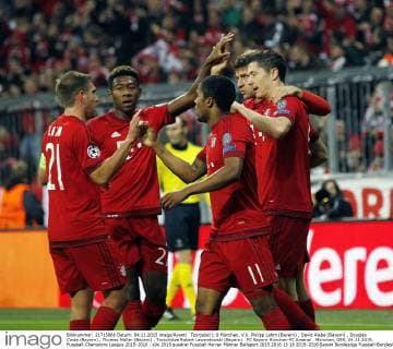 Tporjubel 1:0 München, V.li. Philipp Lahm (Bayern) , David Alaba (Bayern) , Douglas Costa (Bayern) , Thomas Müller (Bayern) , Torschütze Robert Lewandowski (Bayern) . FC Bayern München-FC Arsenal . München, GER, 04.11.2015, Fussball-Champions League 2015-2016 .