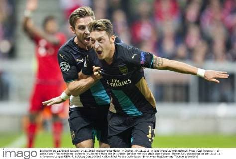 München, 04.11.2015, Allianz Arena Zu früh gefreut: Mesut Özil (Arsenal) Tor zählt nicht - Nacho Monreal (Arsenal) FC Bayern München vs. Arsenal London mm