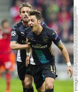 München, 04.11.2015, Allianz Arena Zu früh gefreut: Mesut Özil (Arsenal) Tor zählt nicht - Nacho Monreal (Arsenal) FC Bayern München vs. Arsenal London mm