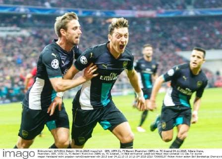 GER, UEFA CL, FC Bayern Muenchen (GER) vs. FC Arsenal 04.11.2015, Allianz Arena, Muenchen, GER, UEFA CL, FC Bayern Muenchen (GER) vs. FC Arsenal , im Bild verfruehter Jubel von Mesut Oezil (Arsenal 11) das Tor wurde wegen Handspiel nicht gegeben nphxStraubmeier