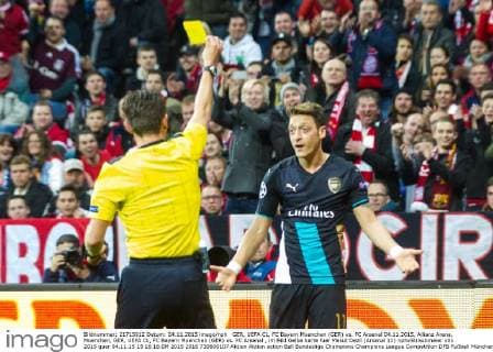 GER, UEFA CL, FC Bayern Muenchen (GER) vs. FC Arsenal 04.11.2015, Allianz Arena, Muenchen, GER, UEFA CL, FC Bayern Muenchen (GER) vs. FC Arsenal , im Bild Gelbe karte fuer Mesut Oezil (Arsenal 11) nphxStraubmeier
