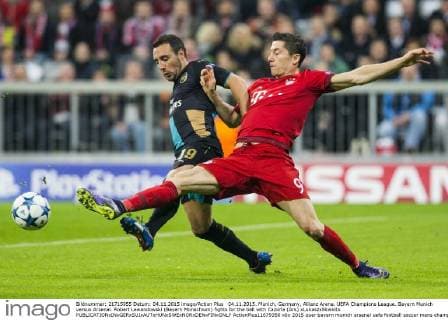 04.11.2015. Munich, Germany, Allianz Arena. UEFA Champions League. Bayern Munich versus Arsenal. Robert Lewandowski (Bayern Monachium) fights for the ball with Cazorla (Ars) xLukaszxSkwiotx  ActionPlus11679358