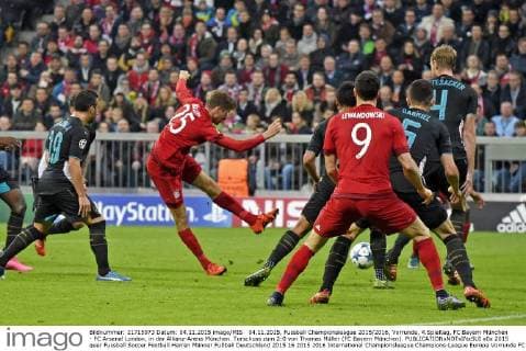 04.11.2015, Fussball Championsleague 2015 2016, Vorrunde, 4.Spieltag, FC Bayern München - FC Arsenal London, in der Allianz-Arena München. Torschuss zum 2:0 von Thomas Müller (FC Bayern München). 