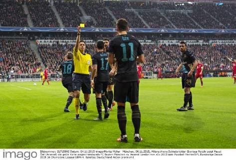 München, 04.11.2015, Allianz Arena Schiedsrichter Gianluca Rocchi zeigt Mesut Özil (Arsenal) die gelbe Karte wegen Handspiels FC Bayern München vs. Arsenal London mm