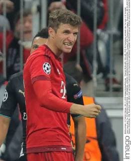Thomas MUELLER, MÜLLER, FCB 25 Torschuss, schiesst das Tor zum 2-0 Torjubel, Jubel nach dem Tor FC BAYERN MUENCHEN - FC ARSENAL LONDON GRUPPENPHASE RUECKSPIEL, Fussball UEFA Champions League, Muenchen, 04.11.2015 CL Saison 2015 2016, FCB, Muenchen