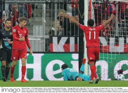 Thomas MUELLER, MÜLLER, FCB 25 Torschuss, schiesst das Tor zum 2-0 Torjubel, Jubel nach dem Tor FC BAYERN MUENCHEN - FC ARSENAL LONDON GRUPPENPHASE RUECKSPIEL, Fussball UEFA Champions League, Muenchen, 04.11.2015 CL Saison 2015 2016, FCB, Muenchen