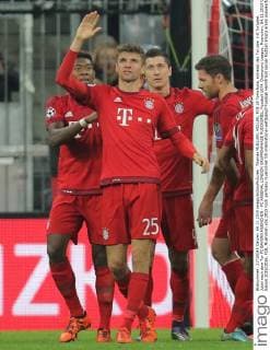 Thomas MUELLER, MÜLLER, FCB 25 Torschuss, schiesst das Tor zum 2-0 Torjubel, Jubel nach dem Tor FC BAYERN MUENCHEN - FC ARSENAL LONDON GRUPPENPHASE RUECKSPIEL, Fussball UEFA Champions League, Muenchen, 04.11.2015 CL Saison 2015 2016, FCB, Muenchen