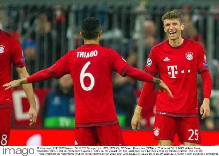 GER, UEFA CL, FC Bayern Muenchen (GER) vs. FC Arsenal 04.11.2015, Allianz Arena, Muenchen, GER, UEFA CL, FC Bayern Muenchen (GER) vs. FC Arsenal , im Bild Jubel nach dem Tor zum 2-0 durch Thomas Mueller (FCB 25) mit Thiago Alcantara do Nascimento (FCB 6) nphxStraubmeier