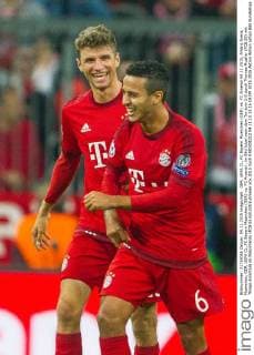 GER, UEFA CL, FC Bayern Muenchen (GER) vs. FC Arsenal 04.11.2015, Allianz Arena, Muenchen, GER, UEFA CL, FC Bayern Muenchen (GER) vs. FC Arsenal , im Bild Jubel nach dem Tor zum 2-0 durch Thomas Mueller (FCB 25) mit Thiago Alcantara do Nascimento (FCB 6) nphxStraubmeier