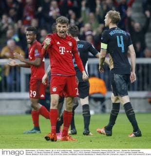 Torjubel 2:0 München. Torschütze Thomas Müller (Bayern) . Rechts Per Mertesacker (Arsenal) . FC Bayern München-FC Arsenal . München, GER, 04.11.2015, Fussball-Champions League 2015-2016 .