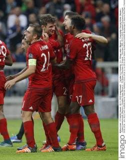 Torjubel 2:0 München. V.li. Philipp Lahm (Bayern) , Torschütze Thomas Müller (Bayern) , Robert Lewandowski (Bayern) , Douglas Costa (Bayern) . FC Bayern München-FC Arsenal . München, GER, 04.11.2015, Fussball-Champions League 2015-2016 .