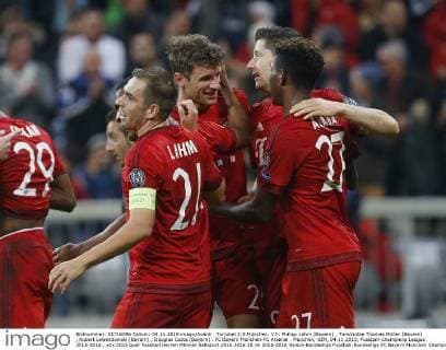 Torjubel 2:0 München. V.li. Philipp Lahm (Bayern) , Torschütze Thomas Müller (Bayern) , Robert Lewandowski (Bayern) , Douglas Costa (Bayern) . FC Bayern München-FC Arsenal . München, GER, 04.11.2015, Fussball-Champions League 2015-2016 .