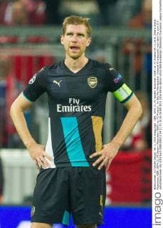 GER, UEFA CL, FC Bayern Muenchen (GER) vs. FC Arsenal 04.11.2015, Allianz Arena, Muenchen, GER, UEFA CL, FC Bayern Muenchen (GER) vs. FC Arsenal , im Bild Per Mertesacker (Arsenal 4) entauscht nach dem Tor zum 2-0 nphxStraubmeier