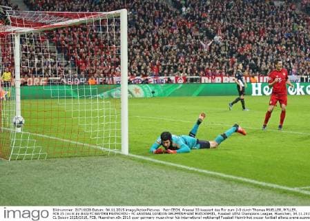 Petr CECH, Arsenal 33 kassiert das Tor zum 2-0 durch Thomas MUELLER, M?LLER, FCB 25 (nicht im Bild) FC BAYERN MUENCHEN - FC ARSENAL LONDON GRUPPENPHASE RUECKSPIEL, Fussball UEFA Champions League, Muenchen, 04.11.2015 CL Saison 2015 2016, FCB, Muenchen