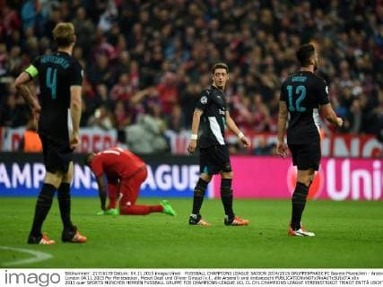 FUSSBALL CHAMPIONS LEAGUE SAISON 2014 2015 GRUPPENPHASE FC Bayern Muenchen - Arsenal London 04.11.2015 Per Mertesacker, Mesut Oezil und Olivier Giroud (v.l., alle Arsenal) sind enttaeuscht 