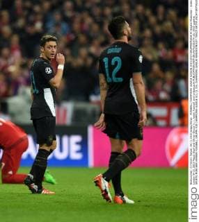 FUSSBALL CHAMPIONS LEAGUE SAISON 2014 2015 GRUPPENPHASE FC Bayern Muenchen - Arsenal London 04.11.2015 Mesut Oezil und Olivier Giroud (v.l., beide Arsenal) sind enttaeuscht 