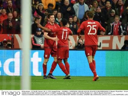 FUSSBALL CHAMPIONS LEAGUE SAISON 2014 2015 GRUPPENPHASE FC Bayern Muenchen - Arsenal London 04.11.2015 Torjubel nach dem 1:0: Robert Lewandowski, Douglas Costa und Thomas Mueller (v.l., alle FC Bayern Muenchen) 