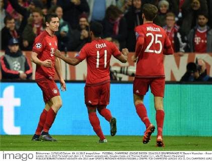FUSSBALL CHAMPIONS LEAGUE SAISON 2014 2015 GRUPPENPHASE FC Bayern Muenchen - Arsenal London 04.11.2015 Torjubel nach dem 1:0: Robert Lewandowski, Douglas Costa und Thomas Mueller (v.l., alle FC Bayern Muenchen) 