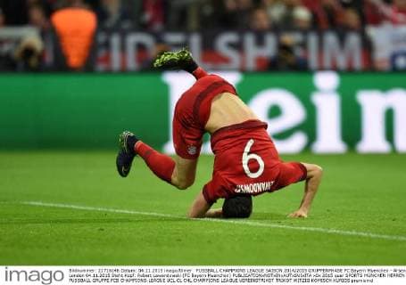 FUSSBALL CHAMPIONS LEAGUE SAISON 2014 2015 GRUPPENPHASE FC Bayern Muenchen - Arsenal London 04.11.2015 Steht Kopf: Robert Lewandowski (FC Bayern Muenchen) 
