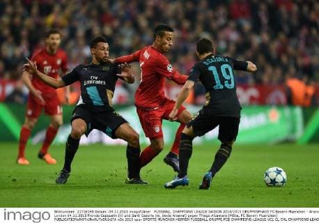 FUSSBALL CHAMPIONS LEAGUE SAISON 2014 2015 GRUPPENPHASE FC Bayern Muenchen - Arsenal London 04.11.2015 Francis Copquelin (li) und Santi Cazorla (re, beide Arsenal) gegen Thiago Alcantara (MItte, FC Bayern Muenchen) 