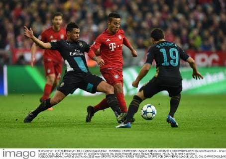 FUSSBALL CHAMPIONS LEAGUE SAISON 2014 2015 GRUPPENPHASE FC Bayern Muenchen - Arsenal London 04.11.2015 Francis Copquelin (li) und Santi Cazorla (re, beide Arsenal) gegen Thiago Alcantara (MItte, FC Bayern Muenchen) 