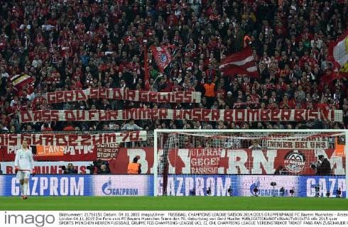 FUSSBALL CHAMPIONS LEAGUE SAISON 2014 2015 GRUPPENPHASE FC Bayern Muenchen - Arsenal London 04.11.2015 Die Fans vom FC Bayern Muenchen feiern den 70. Geburtstag von Gerd Mueller 