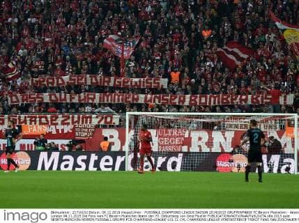 FUSSBALL CHAMPIONS LEAGUE SAISON 2014 2015 GRUPPENPHASE FC Bayern Muenchen - Arsenal London 04.11.2015 Die Fans vom FC Bayern Muenchen feiern den 70. Geburtstag von Gerd Mueller 