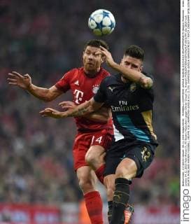 FUSSBALL CHAMPIONS LEAGUE SAISON 2014 2015 GRUPPENPHASE FC Bayern Muenchen - Arsenal London 04.11.2015 Xabi Alonso (li, FC Bayern Muenchen) gegen Olivier Giroud (re, Arsenal) 