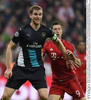 FUSSBALL CHAMPIONS LEAGUE SAISON 2014 2015 GRUPPENPHASE FC Bayern Muenchen - Arsenal London 04.11.2015 Per Mertesacker (vorn, Arsenal) und Robert Lewandowski (hinten, Arsenal) 