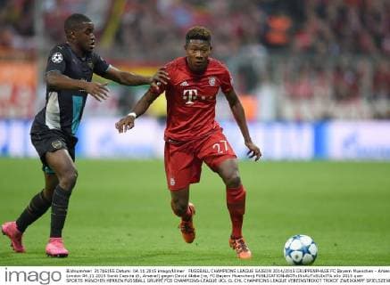 FUSSBALL CHAMPIONS LEAGUE SAISON 2014 2015 GRUPPENPHASE FC Bayern Muenchen - Arsenal London 04.11.2015 Santi Cazorla (li, Arsenal) gegen David Alaba (re, FC Bayern Muenchen) 