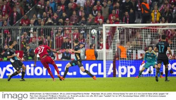 München, 04.11.2015, Allianz Arena Tor zum 3:0 von David Alaba (FCB) gegen TW Petr Cech (Arsenal) FC Bayern München vs. Arsenal London mm