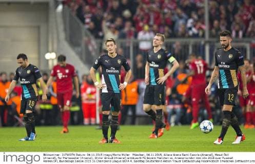 München, 04.11.2015, Allianz Arena Santi Cazorla (Arsenal), Mesut Özil (Arsenal), Per Mertesacker (Arsenal), Olivier Giroud (Arsenal) enttäuscht FC Bayern München vs. Arsenal London mm