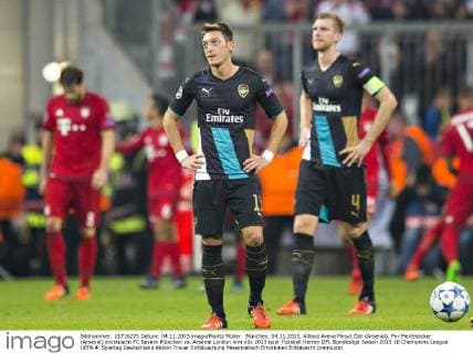 München, 04.11.2015, Allianz Arena Mesut Özil (Arsenal), Per Mertesacker (Arsenal) enttäuscht FC Bayern München vs. Arsenal London mm