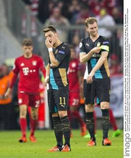 München, 04.11.2015, Allianz Arena Mesut Özil (Arsenal), Per Mertesacker (Arsenal) enttäuscht FC Bayern München vs. Arsenal London mm