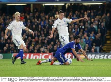 Fußball, Champions League, FC Chelsea - Dynamo Kiew Chelsea s Diego Costa goes down under the challenge from Kyiv s Yevhen Khacheridi but no penalty is given UEFA Champions League - Chelsea vs Dynamo Kyiv- Stamfrod Bridge - England - 4th November 2015 - Picture David Klein Sportimage EDITORIAL USE ONLY. No use with unauthorised audio, video, data, fixture lists, club league logos or live services. Online in-match use limited to 120 images, no video emulation. No use in betting, games or single club league player publications.