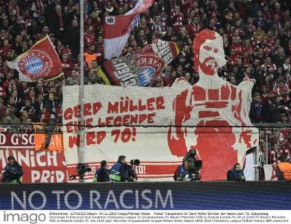 Plakat Transparent für Gerd Müller Bomber der Nation zum 70. Geburtstag Hommage Erinnerung Fans Fanaktion Champions League CL Gruppenphase FC Bayern München FCB vs Arsenal London FC 04.11.2015 FC Bayern München FCB vs Arsenal London FC