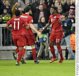 TOR 3:0 durch David Alaba FC Bayern München mit Douglas Costa FC Bayern München Robert Lewandowski FC Bayern München Champions League CL Gruppenphase FC Bayern München FCB vs Arsenal London FC 04.11.2015 FC Bayern München FCB vs Arsenal London FC