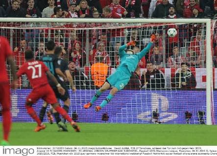 David ALABA, FCB 27 Torschuss, schiesst das Tor zum 3-0 gegen Petr CECH, Arsenal 33 FC BAYERN MUENCHEN - FC ARSENAL LONDON GRUPPENPHASE RUECKSPIEL, Fussball UEFA Champions League, Muenchen, 04.11.2015 CL Saison 2015 2016, FCB, Muenchen