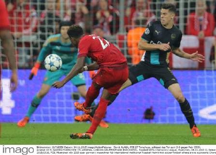 David ALABA, FCB 27 Torschuss, schiesst das Tor zum 3-0 gegen Petr CECH, Arsenal 33 FC BAYERN MUENCHEN - FC ARSENAL LONDON GRUPPENPHASE RUECKSPIEL, Fussball UEFA Champions League, Muenchen, 04.11.2015 CL Saison 2015 2016, FCB, Muenchen