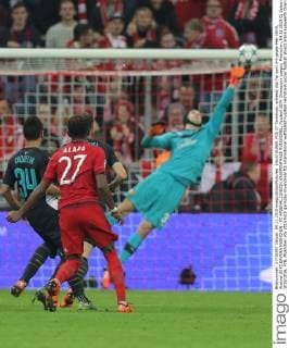David ALABA, FCB 27 Torschuss, schiesst das Tor zum 3-0 gegen Petr CECH, Arsenal 33 FC BAYERN MUENCHEN - FC ARSENAL LONDON GRUPPENPHASE RUECKSPIEL, Fussball UEFA Champions League, Muenchen, 04.11.2015 CL Saison 2015 2016, FCB, Muenchen
