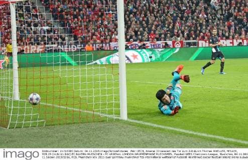 Petr CECH, Arsenal 33 kassiert das Tor zum 2-0 durch Thomas MUELLER, M?LLER, FCB 25 (nicht im Bild) FC BAYERN MUENCHEN - FC ARSENAL LONDON GRUPPENPHASE RUECKSPIEL, Fussball UEFA Champions League, Muenchen, 04.11.2015 CL Saison 2015 2016, FCB, Muenchen