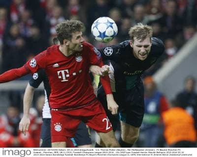V.li. Thomas Müller (Bayern) , Per Mertesacker (Arsenal) . FC Bayern München-FC Arsenal . München, GER, 04.11.2015, Fussball-Champions League 2015-2016 .