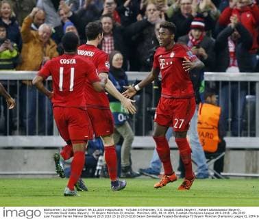 Torjubel 3:0 München, V.li. Douglas Costa (Bayern) , Robert Lewandowski (Bayern) , Torschütze David Alaba (Bayern) . FC Bayern München-FC Arsenal . München, GER, 04.11.2015, Fussball-Champions League 2015-2016 .