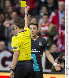 Mehmet Özil (Arsenal) sieht Gelb. SR Gianluca Rocchi (ITA) 04.11.2015, München, FC Bayern München vs. FC Arsenal Â