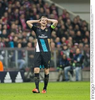 Per Mertesacker (Arsenal) ungläubig 04.11.2015, München, FC Bayern München vs. FC Arsenal Â