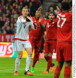 Muenchen Torwart Manuel Neuer (FC Bayern Muenchen), Jerome Boateng (FC Bayern Muenchen) und Javier Martinez (FC Bayern Muenchen) beklagen Handspiel FC Bayern Muenchen - FC Arsenal London, Champions League, Vorrunde, Spieltag 04, 04.11.2015. Copyright: Stuetzle xEibner-Pressefoto ep_wse