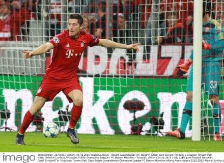 Robert Lewandowski (FC Bayern) jubelt nach seinem Tor zum 1-0 gegen Torwart Petr Cech (Arsenal London) Fussball UEFA Champions League FC Bayern München - Arsenal London 04.11.2015