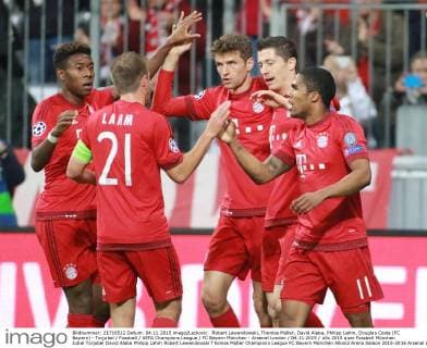 Robert Lewandowski, Thomas Müller, David Alaba, Philipp Lahm, Douglas Costa (FC Bayern) - Torjubel Fussball UEFA Champions League FC Bayern München - Arsenal London 04.11.2015